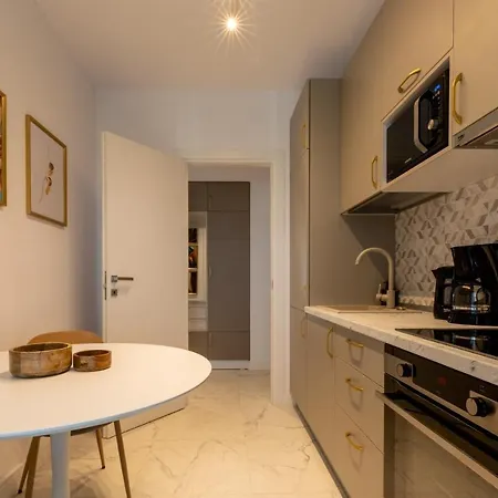 Stunning 1br Retreat In North District Διαμέρισμα